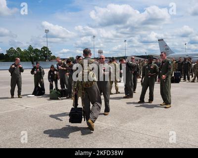 Il personale del Team JSTARS saluta i membri dell'equipaggio E-8C Joint STARS dello Squadron di comando e controllo 116th (ACCS), 461st Air Control Wing dopo che l'equipaggio è tornato da una missione alla base dell'aeronautica militare di Robins, Georgia, 8 settembre 2022. Il 16th ACCS ha volato oggi la sua ultima sortie locale dopo 27 anni di storia operativa. Il 16th ACCS sarà ufficialmente disattivato nel febbraio 2023. Foto Stock