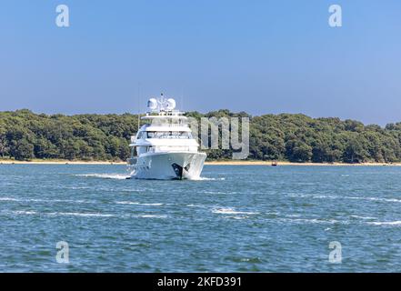 Yacht a motore, Spirit Under Way al largo di Shelter Island, NY Foto Stock