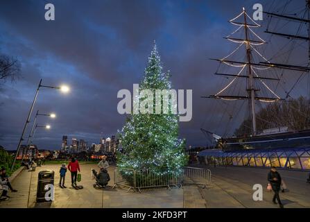 Londra, Regno Unito. 17th Nov 2022. Luci natalizie e decorazioni intorno a Royal Greenwich, tra cui la nave Cutty Sark. Credit: Guy Corbishley/Alamy Live News Foto Stock