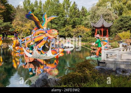 Mostra annuale Magic of Lanterns al Dream Lake con il padiglione Infinite Pleasantness nel Giardino Cinese in autunno, al Giardino Botanico di Montreal. Foto Stock