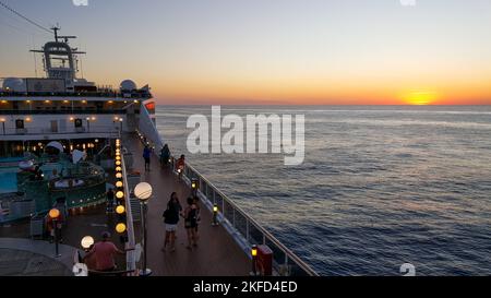 La vista al tramonto dell'oceano sulla costa brasiliana da una nave da crociera Foto Stock