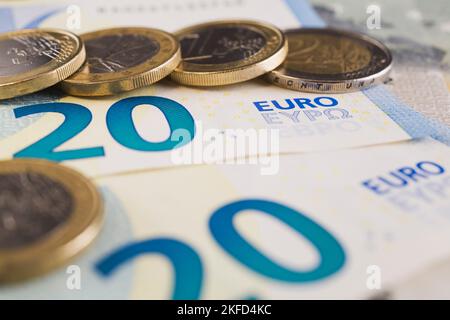 Una e due monete in euro in aggiunta alle banconote in moneta di venti euro. Foto Stock