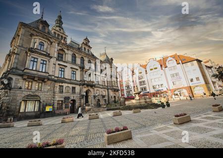 Una vista all'aperto dei vecchi edifici nella città di Klodzko nella regione della bassa Slesia, Polonia Foto Stock