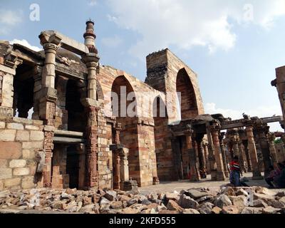 Il cortile e le rovine di Qutub Minar - il minareto più alto dell'India Foto Stock