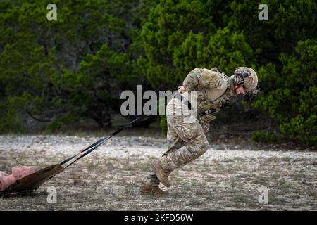 4 novembre 2022 - Joint base San Antonio-Chapman A, Texas, USA - Un Tactical Air Control Party Airman tira una lettiera pesata durante la Lightning Challenge 2022, presso Joint base San Antonio-Chapman Annex, Texas, novembre. 3, 2022. La Lightning Challenge è un concorso annuale TACP a livello di servizio per identificare i migliori aerei TACP dell'aeronautica militare. (Credit Image: © U.S. Air Force/ZUMA Press Wire Service/ZUMAPRESS.com) Foto Stock