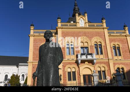 Novi Sad: Palazzo Vescovile della diocesi di Backa (Vladicanski Dvor) e statua di Jovan Jovanovic. Serbia Foto Stock