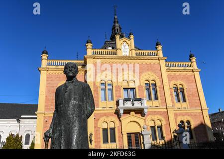 Novi Sad: Palazzo Vescovile della diocesi di Backa (Vladicanski Dvor) e statua di Jovan Jovanovic. Serbia Foto Stock