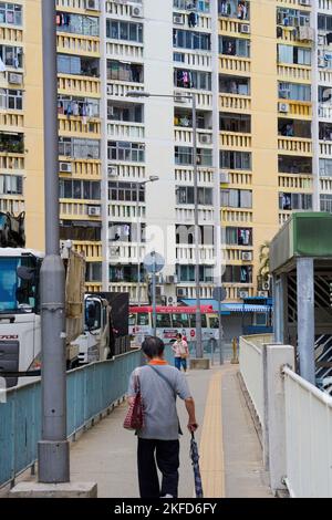 Un colpo verticale della gente che cammina nella strada a Wah fu Estate in una giornata di sole Foto Stock