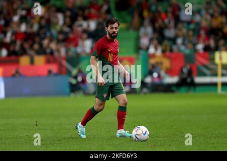 Lisbona, Portogallo. 17th Nov 2022. Bernardo Silva del Portogallo in azione durante l'amichevole partita di calcio tra Portogallo e Nigeria, allo stadio Alvalade di Lisbona, Portogallo, il 17 novembre 2022, in vista della Coppa del mondo Qatar 2022. (Credit Image: © Pedro Fiuza/ZUMA Press Wire) Foto Stock