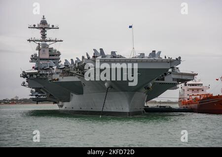 La portaerei US Navy portaerei USS Gerald R Ford (CVN 78) ad Anchor nel Solent, Regno Unito, il 16th novembre 2022. Foto Stock