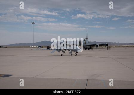 Un veicolo aereo Gray Eagle mq-1 senza equipaggio passa davanti a un KC-135R Stratotanker durante un esercizio di forza congiunto il 8 settembre 2022 sul Dugway Proving Ground, Utah. Durante l'esercizio, le RZR militari Polaris modificate con le apparecchiature mobili di comando e controllo della gestione della battaglia sono state in grado di controllare l'UAV da terra. Foto Stock