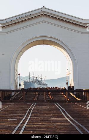 Una vista attraverso l'arco del Molo 43 che rivela la SS Geremia o'Brien. San Francisco, California, Stati Uniti Foto Stock