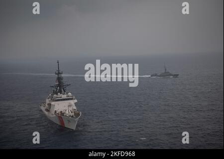 USCGC Midgett (WMSL 757) e Singapore Naval Ship MSRV Bastion conducono in mare manovrando trivelle 8 settembre 2022, all'interno delle acque internazionali nelle zone meridionali del Mar Cinese Meridionale. La Marina di Singapore è il secondo impegno internazionale durante l'implementazione di Midgett nel Pacifico occidentale. Foto Stock