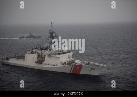 Singapore Naval Ship MSRV Bastion e USCGC Midgett (WMSL 757) si dirigono a trivelle di manovra in mare il 8 settembre 2022, all'interno delle acque internazionali nelle zone meridionali del Mar Cinese Meridionale. La Marina di Singapore è il secondo impegno internazionale durante l'implementazione di Midgett nel Pacifico occidentale. Foto Stock