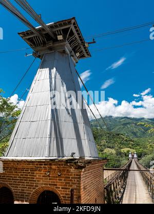 Vecchio ponte sospeso occidentale sul fiume Cauca, Antioquia - Colombia Foto Stock