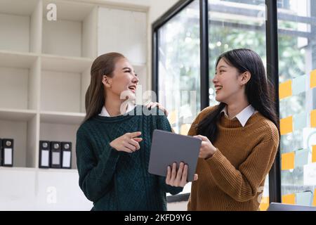 diversi colleghi che lavorano insieme in sala riunioni, brainstorming, discutere, analizzare e pianificare la strategia aziendale. Foto Stock
