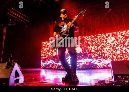 Milano, Italia. 17th Nov 2022. Michael Poulsen della band rock danese Volbeat suona dal vivo ad Alcatraz. Credit: SOPA Images Limited/Alamy Live News Foto Stock