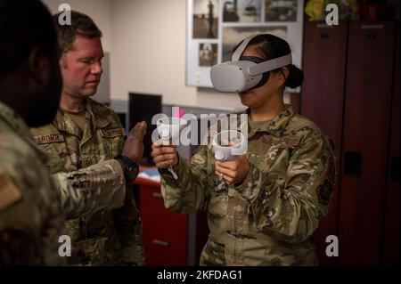 U.S. Air Force Tech. SGT. Sylvia Carranza, 818th Mobility Support Advisory Squadron Air Advisor, mette in palo una cuffia per realtà virtuale 08 settembre 2022 presso la Joint base McGuire-Dix-Lakehurst, New Jersey. I consulenti aerei stanno utilizzando un software di realtà virtuale per migliorare il loro programma di apprendimento della lingua francese. Foto Stock