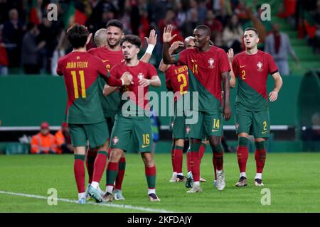 Lisbona. 17th Nov 2022. I giocatori del Portogallo festeggiano dopo aver segnato durante una partita di calcio internazionale amichevole tra Portogallo e Nigeria a Lisbona, Portogallo, il 17 novembre 2022 Credit: Pedro Fiuza/Xinhua/Alamy Live News Foto Stock