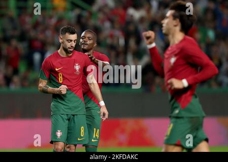 Lisbona. 17th Nov 2022. Bruno Fernandes (L) del Portogallo festeggia con i compagni di squadra dopo aver segnato durante una partita di calcio internazionale amichevole tra Portogallo e Nigeria a Lisbona, Portogallo, il 17 novembre 2022 Credit: Pedro Fiuza/Xinhua/Alamy Live News Foto Stock