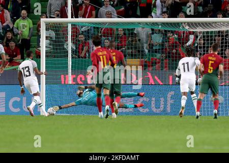 Lisbona. 17th Nov 2022. Il portiere del Portogallo Rui Patricio (2nd L) risparmia durante una partita di calcio internazionale amichevole tra Portogallo e Nigeria a Lisbona, Portogallo, il 17 novembre 2022 Credit: Pedro Fiuza/Xinhua/Alamy Live News Foto Stock