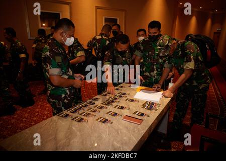 I membri della Tentara Nasional Indonesia (TNI, forze armate indonesiane) raccolgono i loro nomi il primo giorno per Gema Bhakti 2022, 09 settembre 2022, Jakarta Indonesia. Gema Bhakti 22 è un evento USINDOPACOM Joint Exercise Program, che utilizza le forze congiunte statunitensi in collaborazione con le forze Armate TNI, collaborando per aumentare l'interoperabilità e migliorare la stabilità e la sicurezza regionale attraverso partnership bilaterali e multilaterali. Foto Stock