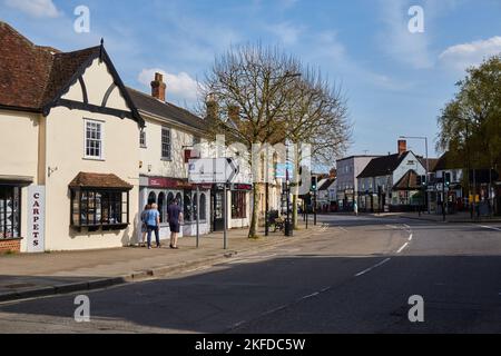 Tranquilla scena della strada principale a Great Dunmow, Essex, Regno Unito in un pomeriggio di sole estate Foto Stock