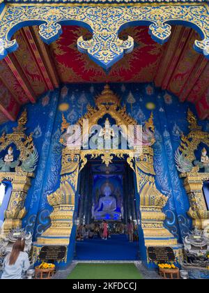 Chiang Rai, Thailandia. 17 novembre 2022; ingresso e vista interna dell'edificio principale di Wat Rong Seur Ten (Tempio Blu). Molti turisti visitano. Foto Stock