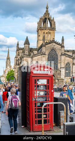 Edimburgo, Scozia, 30 2022 luglio: Durante il festival estivo Fringe, molte persone passeggiano sulla famosa strada della capitale, passando davanti a questa, ora raramente utilizzata, iconica rossa Foto Stock