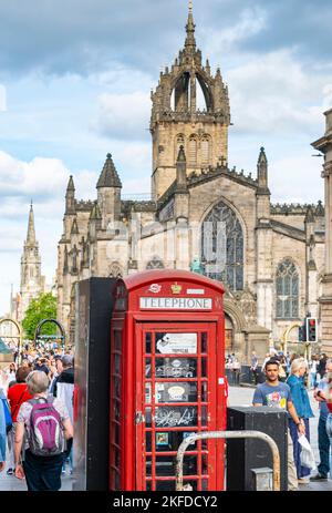 Edimburgo, Scozia, 30 2022 luglio: Durante il festival estivo Fringe, molte persone passeggiano sulla famosa strada della capitale, passando davanti a questa, ora raramente utilizzata, iconica rossa Foto Stock