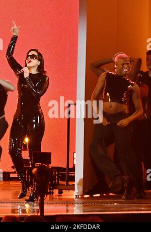 Las Vegas, Stati Uniti. 17th Nov 2022. Rosalia si esibisce sul palco durante i Latin Grammy Awards 23rd annuali alla Michelob Ultra Arena al Mandalay Bay Resort and Casino di Las Vegas, Nevada, giovedì 17 novembre 2022. Foto di Jim Ruymen/UPI Credit: UPI/Alamy Live News Foto Stock