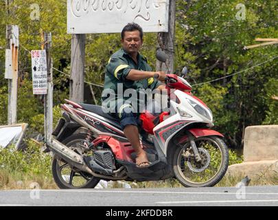 BANGKOK, THAILANDIA, 01 2022 GIUGNO, Un uomo su una moto entra in una traversata Foto Stock