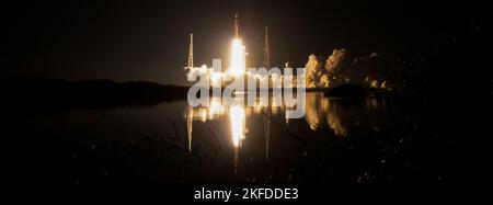 Immagine panoramica del lancio della navicella spaziale Orion a Cape Canaveral, Florida. Lancio di un razzo con detriti di fumo. Elementi di questa immagine forniti dalla NASA. Foto Stock
