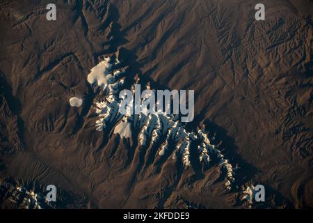 Vista aerea delle Montagne Tanggula vicino al Lago Hala nella Cina occidentale. Montagne innevate. Elementi di questa immagine forniti dalla NASA. Foto Stock