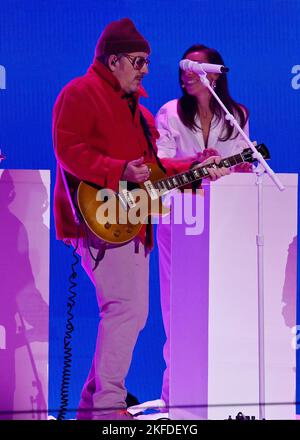 Las Vegas, Stati Uniti. 17th Nov 2022. Elvis Costello suona durante i Latin Grammy Awards 23rd annuali alla Michelob Ultra Arena al Mandalay Bay Resort and Casino di Las Vegas, Nevada, giovedì 17 novembre 2022. Foto di Jim Ruymen/UPI Credit: UPI/Alamy Live News Foto Stock