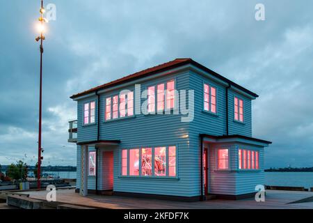 Le opere d'arte del faro di Michael Parekōwhai su Queens Wharf, Auckland, Nuova Zelanda martedì 15 novembre 2022. Foto Stock