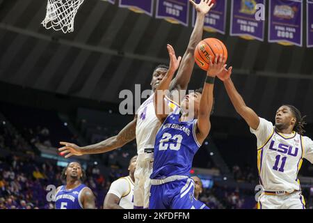 17 novembre 2022: UNO's Preston Murphy Jr. (23) cerca di guidare verso il basket, passando Kendal Coleman (4) della LSU e Justice Williams (11) durante l'azione di pallacanestro NCAA tra i privatori dell'Università di New Orleans e le LSU Tigers al Pete Maravich Assembly Center di Baton Rouge, LOUISIANA. Jonathan Mailhes/CSM Foto Stock