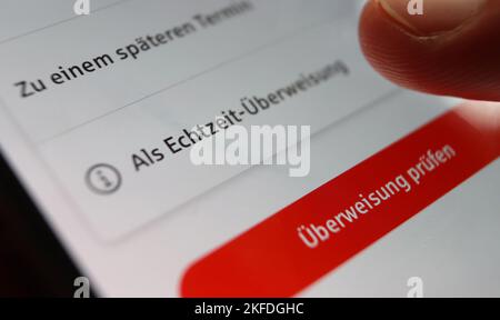 Kempten, Germania. 17th Nov 2022. ILLUSTRAZIONE - in un'app della banca di risparmio, è possibile vedere l'opzione "come trasferimento in tempo reale". Credit: Karl-Josef Hildenbrand/dpa/Alamy Live News Foto Stock