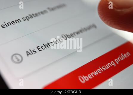 Kempten, Germania. 17th Nov 2022. ILLUSTRAZIONE - in un'app della banca di risparmio, è possibile vedere l'opzione "come trasferimento in tempo reale". Credit: Karl-Josef Hildenbrand/dpa/Alamy Live News Foto Stock