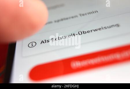 Kempten, Germania. 17th Nov 2022. ILLUSTRAZIONE - in un'app della banca di risparmio, è possibile vedere l'opzione "come trasferimento in tempo reale". Credit: Karl-Josef Hildenbrand/dpa/Alamy Live News Foto Stock