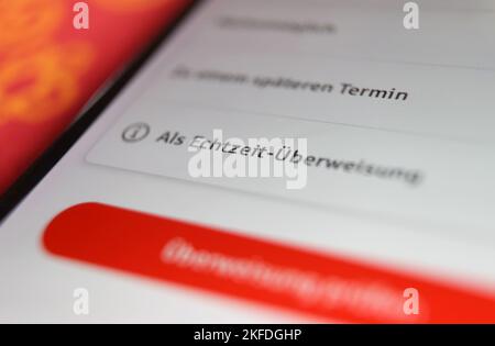 Kempten, Germania. 17th Nov 2022. ILLUSTRAZIONE - in un'app della banca di risparmio, è possibile vedere l'opzione "come trasferimento in tempo reale". Credit: Karl-Josef Hildenbrand/dpa/Alamy Live News Foto Stock