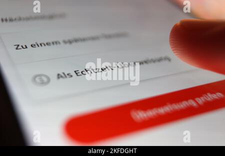 Kempten, Germania. 17th Nov 2022. ILLUSTRAZIONE - in un'app della banca di risparmio, è possibile vedere l'opzione "come trasferimento in tempo reale". Credit: Karl-Josef Hildenbrand/dpa/Alamy Live News Foto Stock