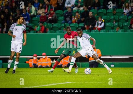 Lisbona, Portogallo. 17th Nov 2022. Bright Osayi-Samuel (R), William Troost-Ekong (L) della Nigeria e Nuno Mendes del Portogallo (C) visti in azione durante la partita di calcio amichevole tra il Portogallo e la Nigeria, allo stadio Jose Alvalade in vista della Coppa del mondo del Qatar 2022. (Punteggio finale: Portogallo 4 - 0 Nigeria) Credit: SOPA Images Limited/Alamy Live News Foto Stock