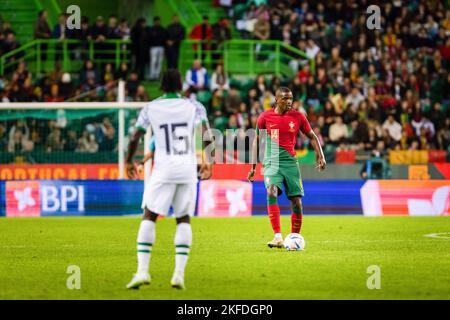 Lisbona, Portogallo. 17th Nov 2022. William Carvalho del Portogallo (R) visto in azione durante la partita di calcio amichevole tra il Portogallo e la Nigeria, allo stadio Jose Alvalade in vista della Coppa del mondo Qatar 2022.(Punteggio finale: Portogallo 4 - 0 Nigeria) (Foto di Henrique Casinhas/SOPA Images/Sipa USA) Credit: Sipa USA/Alamy Live News Foto Stock