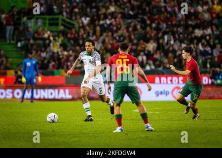 Lisbona, Portogallo. 17th Nov 2022. William Troost-Ekong della Nigeria (L) e Otavio Monteiro (C) visti in azione durante la partita di calcio amichevole tra Portogallo e Nigeria, allo stadio Jose Alvalade in vista della Coppa del mondo del Qatar 2022. (Punteggio finale: Portogallo 4 - 0 Nigeria) Credit: SOPA Images Limited/Alamy Live News Foto Stock