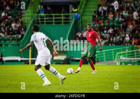 Lisbona, Portogallo. 17th Nov 2022. William Carvalho del Portogallo (R) visto in azione durante la partita di calcio amichevole tra il Portogallo e la Nigeria, allo stadio Jose Alvalade in vista della Coppa del mondo Qatar 2022.(Punteggio finale: Portogallo 4 - 0 Nigeria) (Foto di Henrique Casinhas/SOPA Images/Sipa USA) Credit: Sipa USA/Alamy Live News Foto Stock