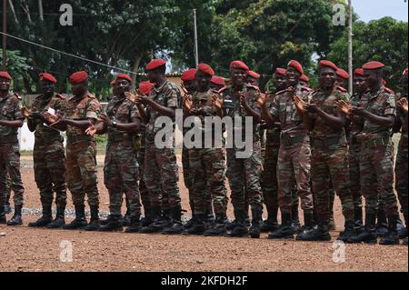 Soldati Beninesi del 1st° Battaglione Commando Parachute celebrano in formazione durante la cerimonia di chiusura dell'allenamento di Joint Combines a Ouassa, Benin, 9 settembre 2022. Le partnership e le alleanze sono il fondamento della difesa e dell'impegno diplomatico degli Stati Uniti. Foto Stock