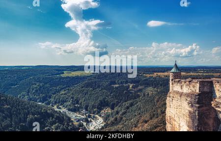 La roccia Koenigstein sull'Elba sotto il cielo drammatico in estate. Natura di Bad Schandau ai monti dell'Elba in pietra arenaria della Svizzera sassone. Foto Stock