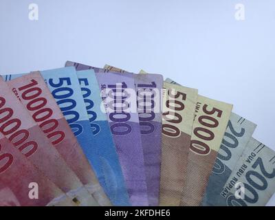 Primo piano isolato su denaro bianco diverse banconote denominate in rupiah. Rupiah è la valuta dell'Indonesia Foto Stock