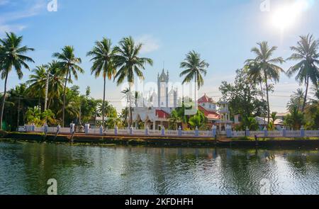 La Chiesa di San Giuseppe sull'acqua e circondata da palme in Alleppey, India. Bella Basilica cattolica in un paese esotico. Cristianesimo Foto Stock